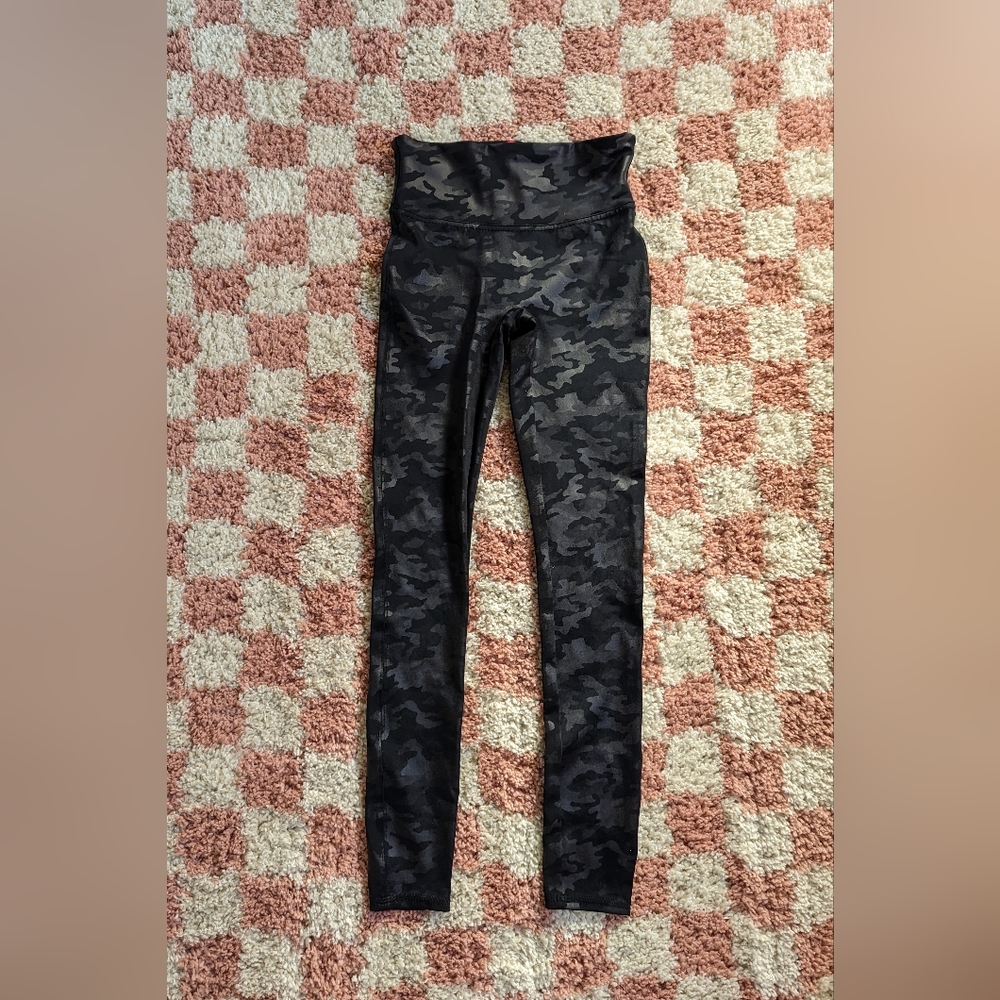 SPANX Leggings Faux Leather Matte Black Camo Size S